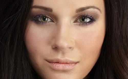 Макияж для голубых глаз брюнеток. Особенности и секреты выполнения макияжа для брюнеток