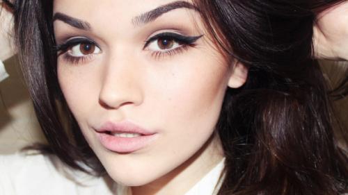 Макияж для голубых глаз брюнеток. Особенности и секреты выполнения макияжа для брюнеток