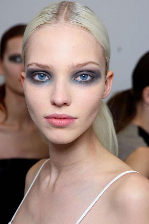 Тени для голубых глаз блондинок. Макияж для блондинок с голубыми глазами: 12 правил