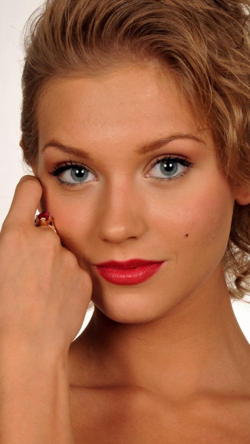 Тени для голубых глаз блондинок. Макияж для блондинок с голубыми глазами: 12 правил