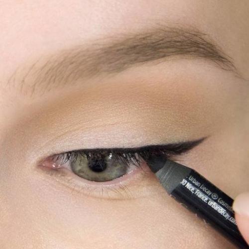 Макияж со стрелками нежный. Пошаговый макияж со стрелками и тенями