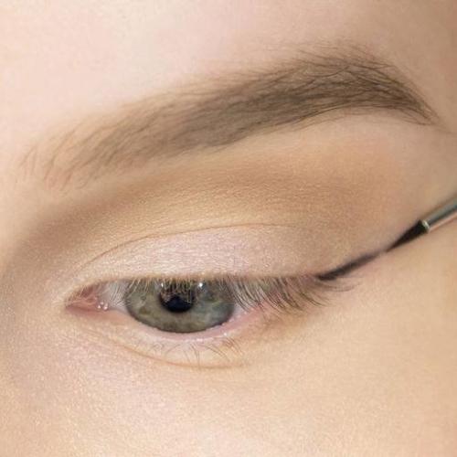 Макияж со стрелками нежный. Пошаговый макияж со стрелками и тенями