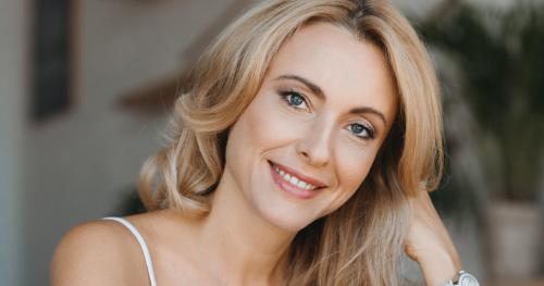 Макияж для женщин з.  Какой макияж молодит после 45 лет?