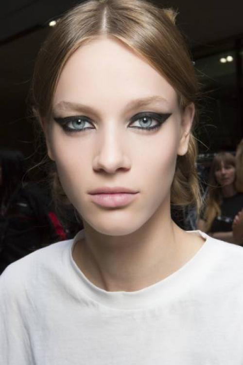 Макияж для карих глаз на выпускной. Макияж на выпускной-2019: модные тенденции