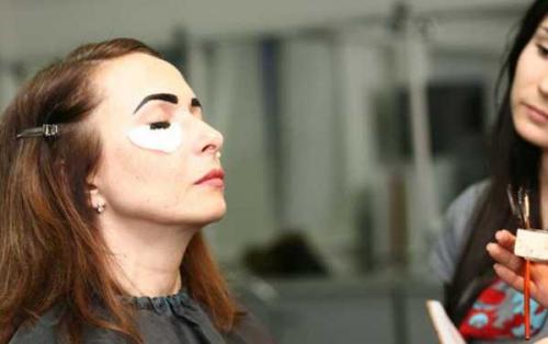 Техника окрашивания ресниц и бровей. Особенности окрашивания бровей 02 Техника окрашивания ресниц и бровей. Особенности окрашивания бровей 02