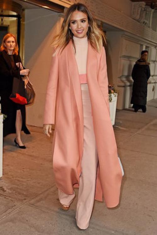 Моноцвет в одежде. Как создать стильные образы с монохромными вещами