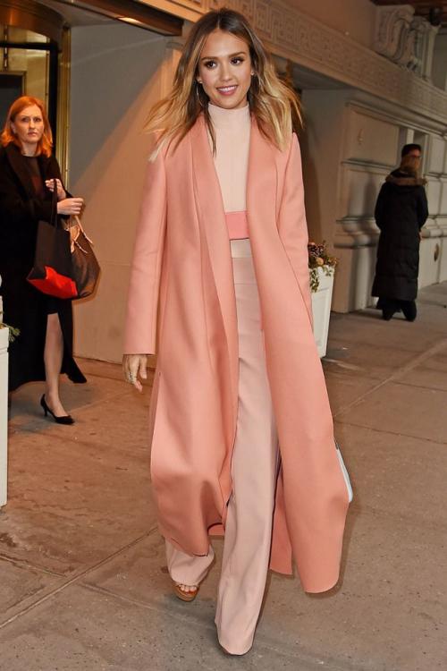 Моноцвет в одежде. Как создать стильные образы с монохромными вещами