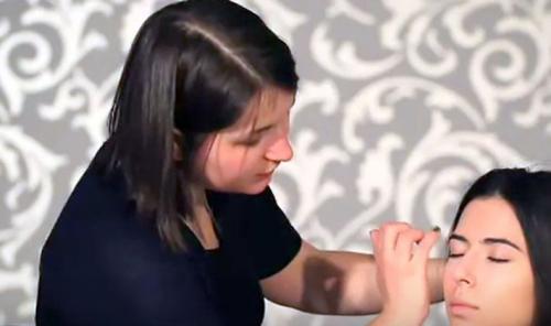 Как правильно наносить макияж на лицо в домашних. Правила нанесения основы и тонального крема