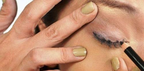 Как подводить глаза карандашом нижнее веко. Как научится красиво красить глаза карандашом