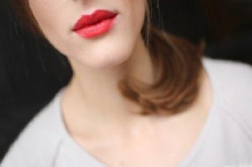 Как сделать, чтобы помада держалась дольше. Хитрости, чтобы помада держалась дольше