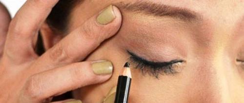 Как подводить глаза карандашом нижнее веко. Как научится красиво красить глаза карандашом