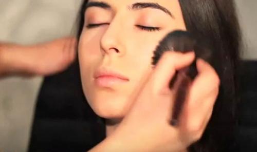 Как правильно наносить макияж на лицо в домашних. Правила нанесения основы и тонального крема