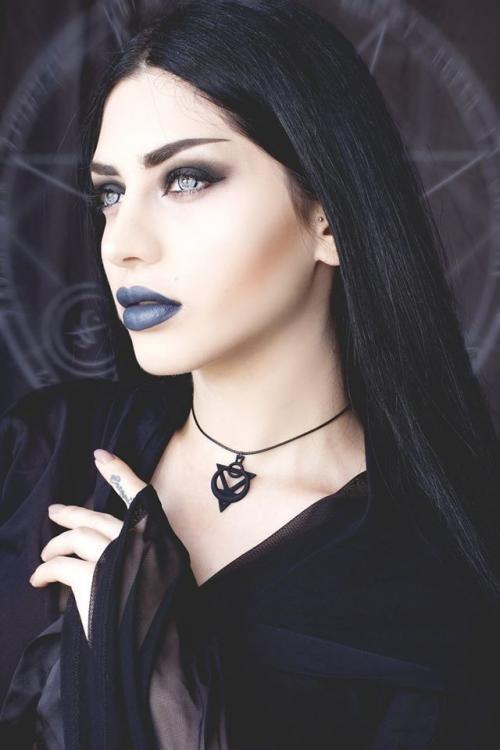 Как накраситься и одеться на Хэллоуин. Лёгкие варианты грима на Хэллоуин