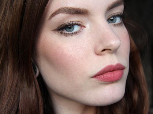 Стрелки с тенями макияж. Пошаговый порядок его нанесения такой: 33