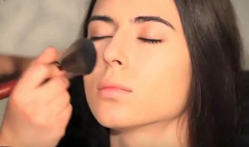 Как правильно наносить макияж на лицо в домашних. Правила нанесения основы и тонального крема