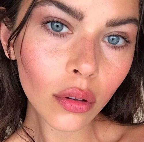 Масло для укрепления бровей. Масло для бровей и ресниц: как использовать и какое лучше?