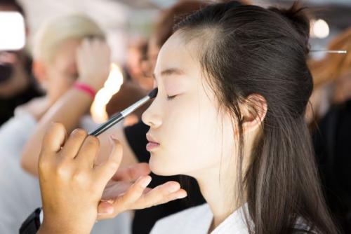 Какой косметикой пользуются профессиональные визажисты. Какой косметикой пользуются визажисты?