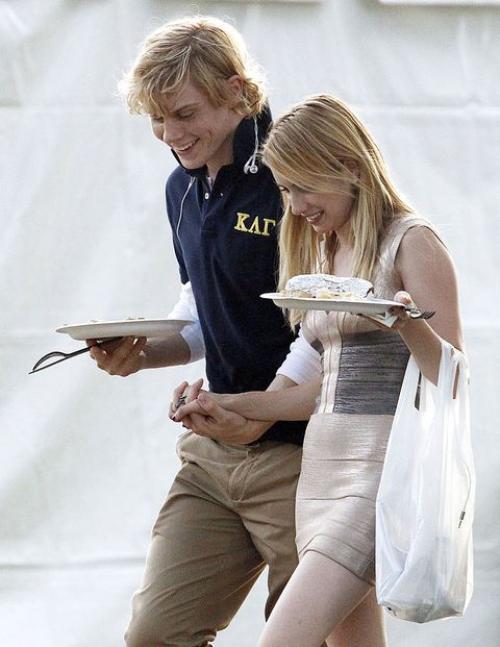 Эмма Робертс и эван Питерс. Эван Питерс до отношений с Холзи был в очень ядовитых отношениях с актрисой Эммой Робертс, сообщает инсайдер.