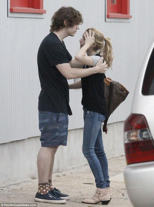 Эмма Робертс и эван Питерс. Эван Питерс до отношений с Холзи был в очень ядовитых отношениях с актрисой Эммой Робертс, сообщает инсайдер.