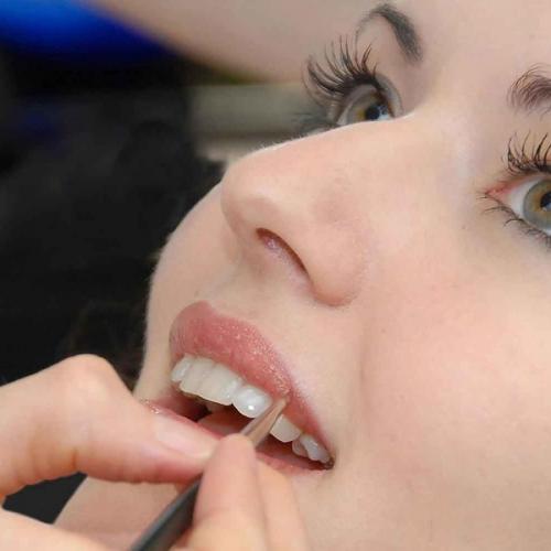 Как самой сделать свадебный макияж самой. Как сделать свадебный макияж своими руками? Кисточки, краски и карандаши