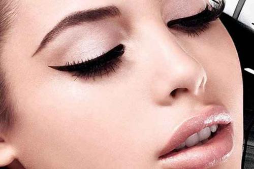 Макияж нежный со стрелками. Техника и виды макияжа со стрелками с фото и видео 20 Макияж нежный со стрелками. Техника и виды макияжа со стрелками с фото и видео 20