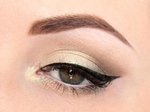 Как правильно наносить тени на веки