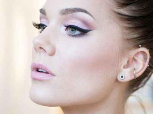 Макияж нежный со стрелками. Техника и виды макияжа со стрелками с фото и видео 21 Макияж нежный со стрелками. Техника и виды макияжа со стрелками с фото и видео 21