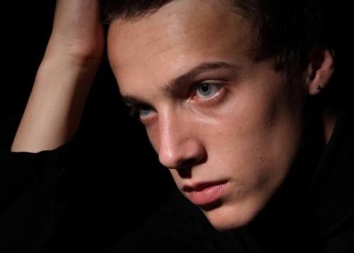 Темные круги под глазами у мужчин. Причины темных кругов под глазами у мужчин