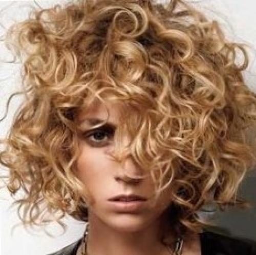 Прически с химической завивкой на средние волосы. Как изменят прическу крупные локоны на средних волосах