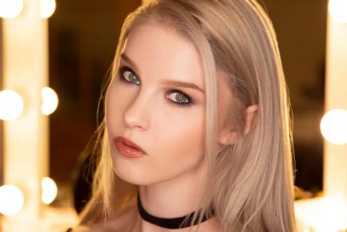 Макияж 90-х пошагово. Макияж 1990-х на современный лад: фотоинструкция