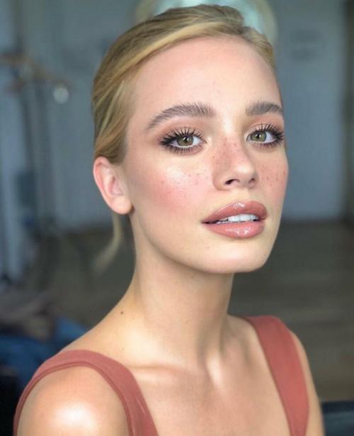 Макияж для светлых девушек. Макияж для блондинок: самые важные правила для светловолосых