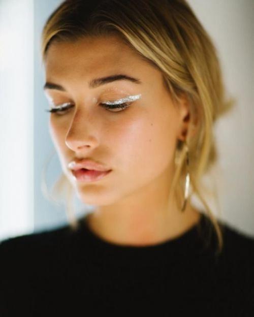 Черные тени с блестками. Как правильно наносить глиттер на веки