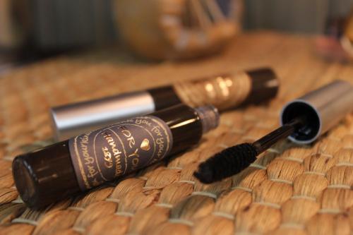 Коричневая тушь для блондинок. Кому подходит