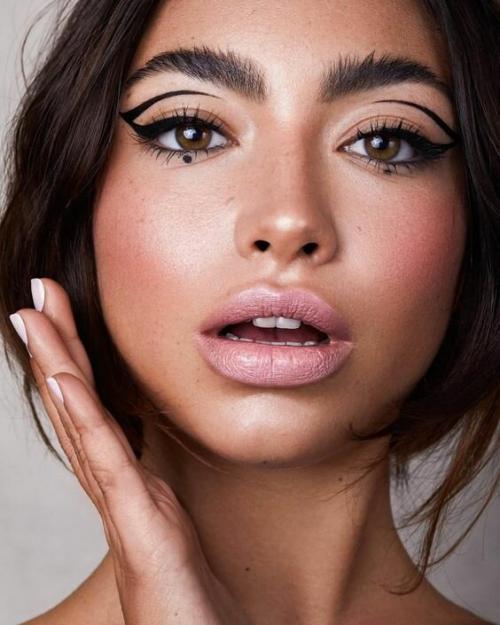 Вечерний макияж для карих глаз 2019. Макияж для карих глаз: самые актуальные идеи 2019-2020