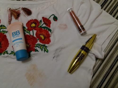 Как отмыть тушь с одежды. Чем можно удалить пятна от туши с одежды