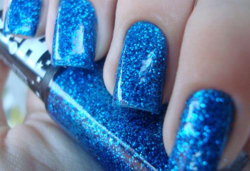 Маникюр под синее платье. Выбираем дизайн: 7 актуальных вопросов