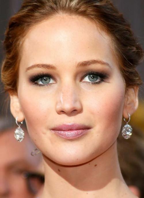 Нависшее веко это красиво. Нависшее веко им не помеха. Красивые знаменитости с проблемным веком.