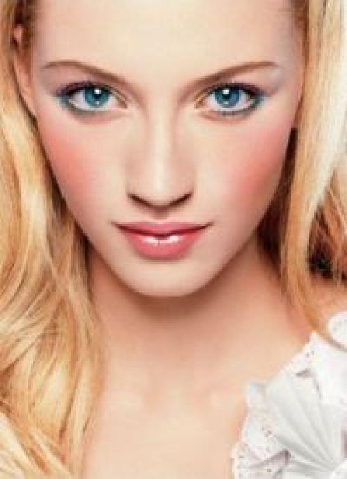 Какая подводка подходит для голубых глаз. Как подчеркнуть цвет голубых глаз?