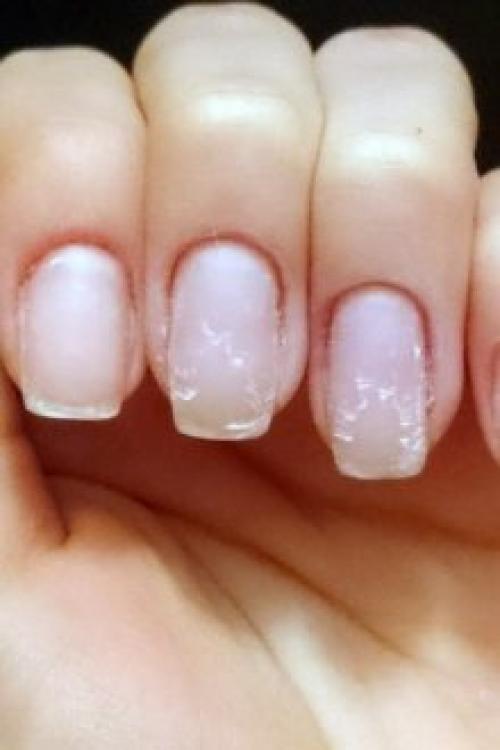 Почему не держится гель. Почему отслаивается гель-лак от ногтей: причины и особенности