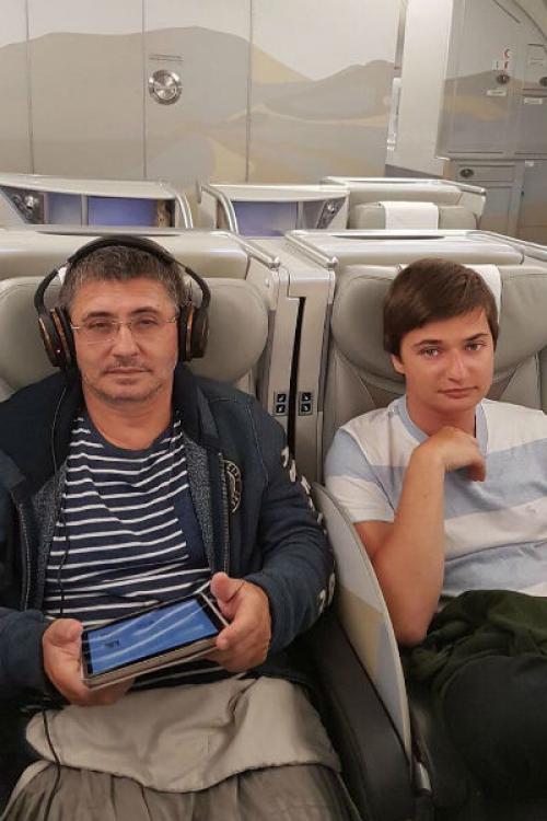 Полина Мясникова. Александр Мясников признался, что никогда не мечтал о детях. Беременность жены стала для него неожиданностью, и ведущий даже настаивал на аборте. Однако супруга Наталья приняла решение рожать.