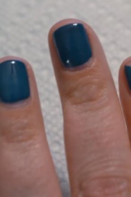 Почему не держится гель. Почему отслаивается гель-лак от ногтей: причины и особенности