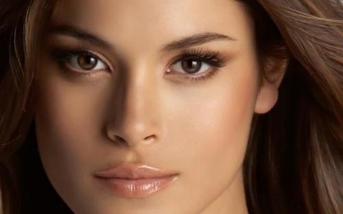 Макияж для голубых глаз брюнеток. Особенности и секреты выполнения макияжа для брюнеток