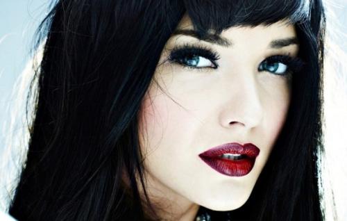 Макияж для голубых глаз брюнеток. Особенности и секреты выполнения макияжа для брюнеток