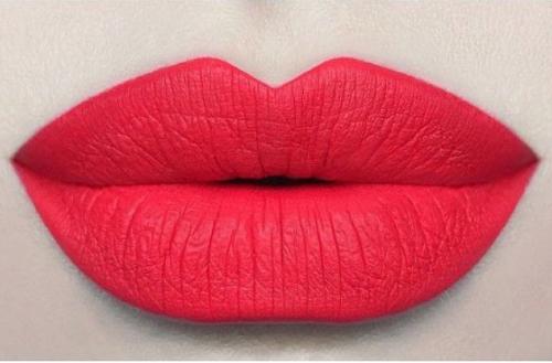 Чтобы помада не расползалась. Как правильно красить губы матовой помадой: технология и пошаговая инструкция