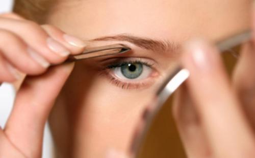Как сделать одинаковые брови. 7 самых распространенных ошибок, которые мы совершаем при уходе за бровями