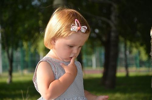 Дочка подстригла себе ресницы. Дочка выстригла себе челку. Что делать!?