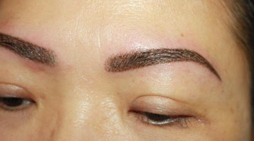 Можно ли делать перманентный макияж во время месячных. Причины для отказа от процедуры