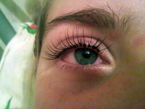 К чему приводит наращивание ресниц. Плюсы и минусы