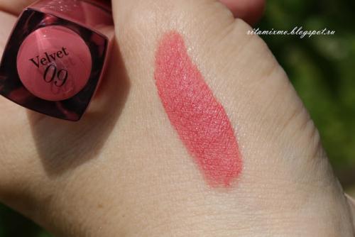 Bourjois Rouge Edition Velvet Lipstic.  Попытка №1 примерить матовые губы. Bourjois Rouge Edition Velvet Lipstick в оттенке # 09 Happy NudeYear. Отзыв.