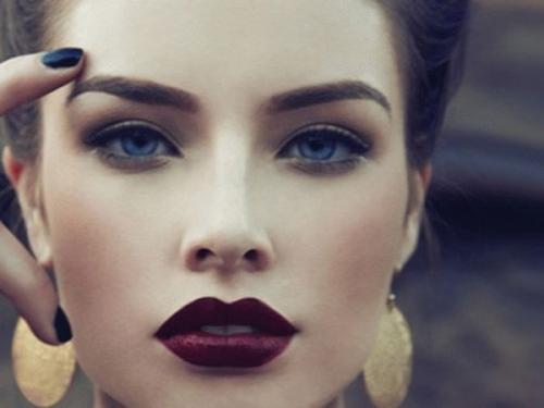 Макияж к голубым глазам и темным волосам. Smoky eyes: пошаговая инструкция 13 Макияж к голубым глазам и темным волосам. Smoky eyes: пошаговая инструкция 13